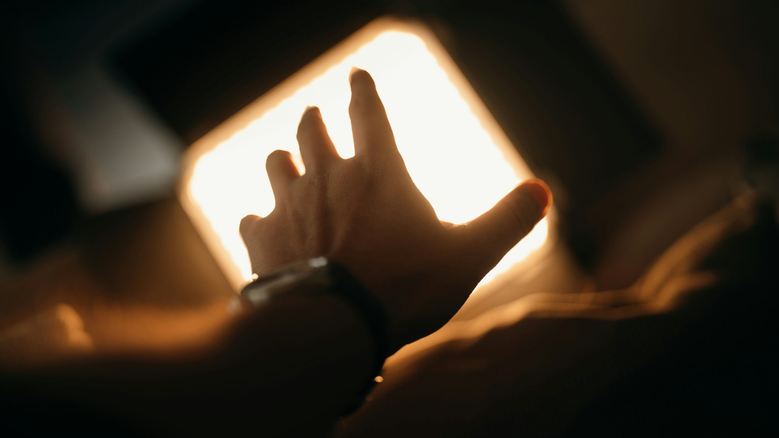 Poignée de main professionnelle dans un bureau lumineux