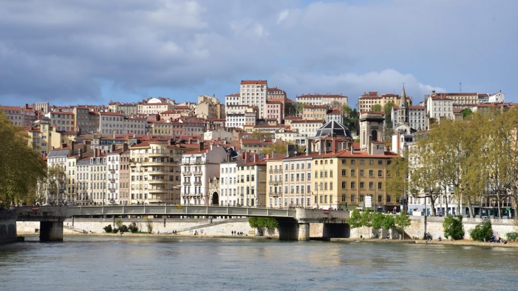 Pont sur rivière, bâtiments de chaque côté à Lyon. Idéal pour un site wordpress responsive.