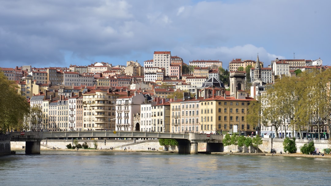 Pont sur rivière, bâtiments de chaque côté à Lyon. Idéal pour un site wordpress responsive.