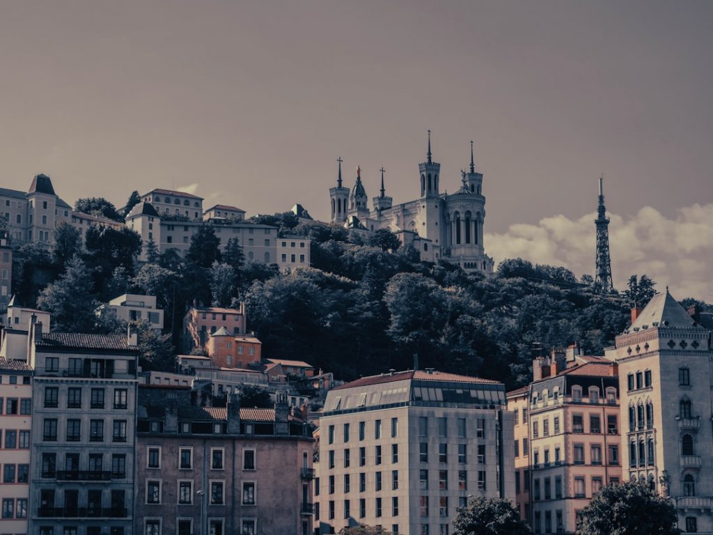 "Vue de bâtiments sur une colline, symbolisant l'implantation d'agences wordpress lyon pour petites entreprises en région"