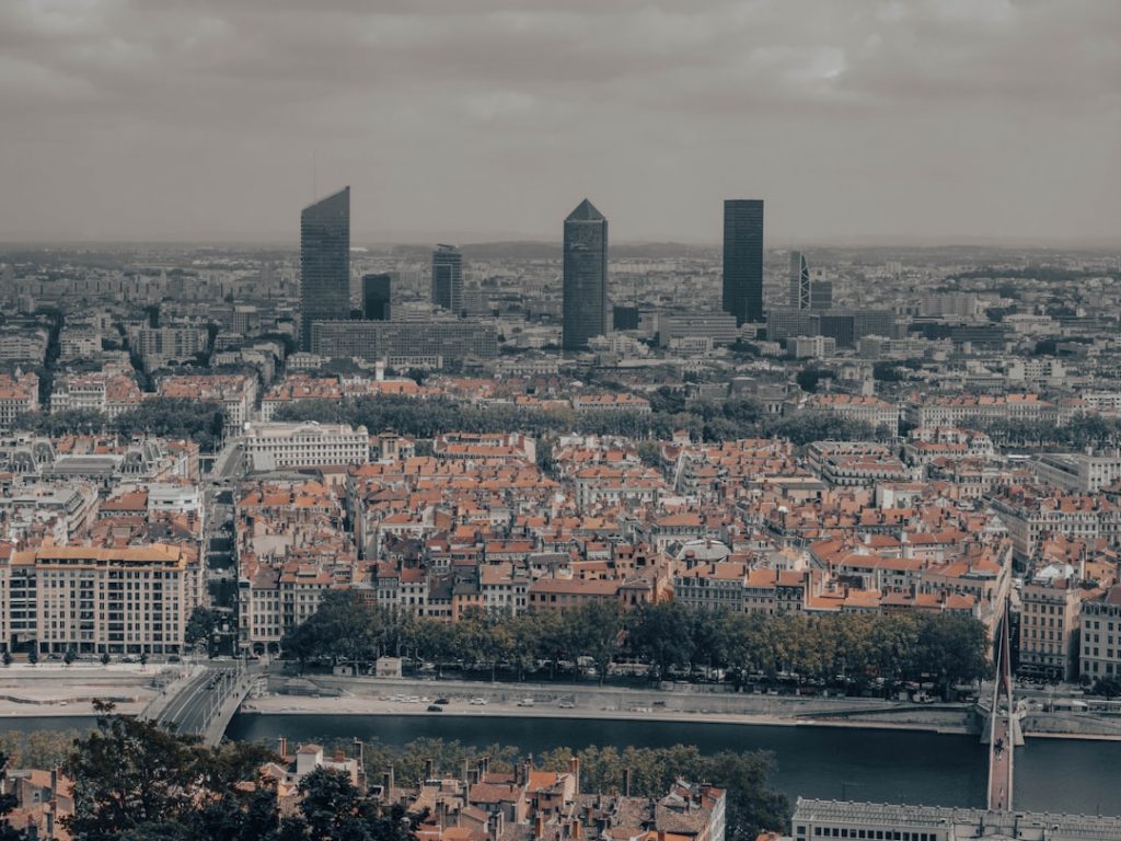 Vue aérienne de Lyon, ville dynamique avec des gratte-ciel, où des agences web comme liste agences web lyon créent l'avenir n