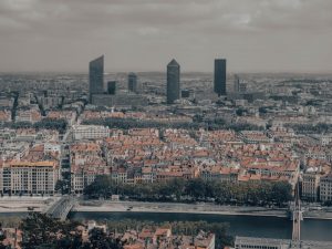 Vue aérienne de Lyon, ville dynamique avec des gratte-ciel, où des agences web comme liste agences web lyon créent l'avenir n