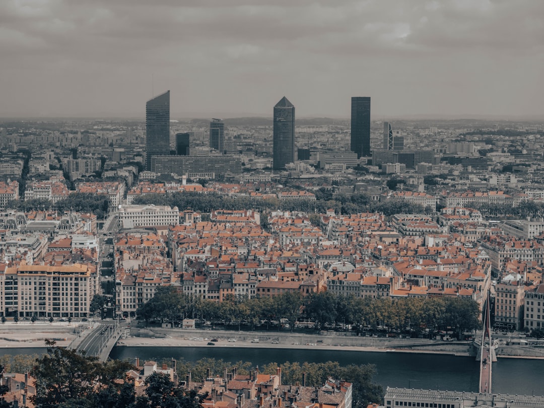 Vue aérienne de Lyon, ville dynamique avec des gratte-ciel, où des agences web comme liste agences web lyon créent l'avenir n