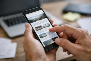 Guide d'optimisation mobile WordPress - un smartphone affiche un site web rapide et fluide