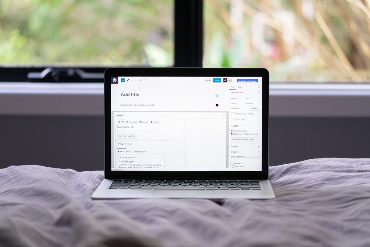 Ordinateur portable ouvert sur un écran de création de contenu.