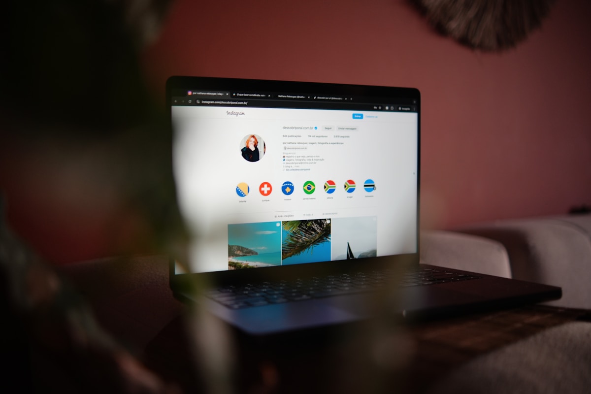 Ordinateur portable affichant la page d'accueil Instagram avec des images de paysages.