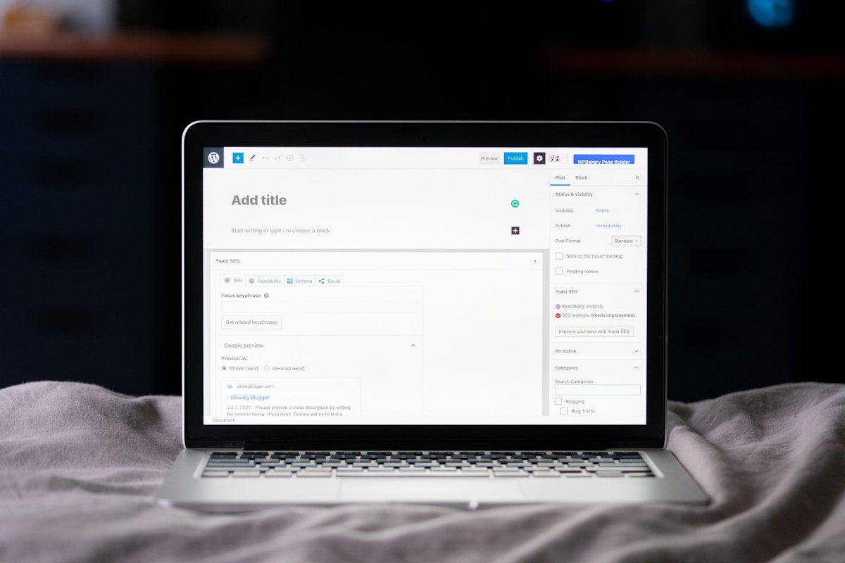 Ordinateur portable ouvert avec un éditeur de texte affiché sur l'écran.