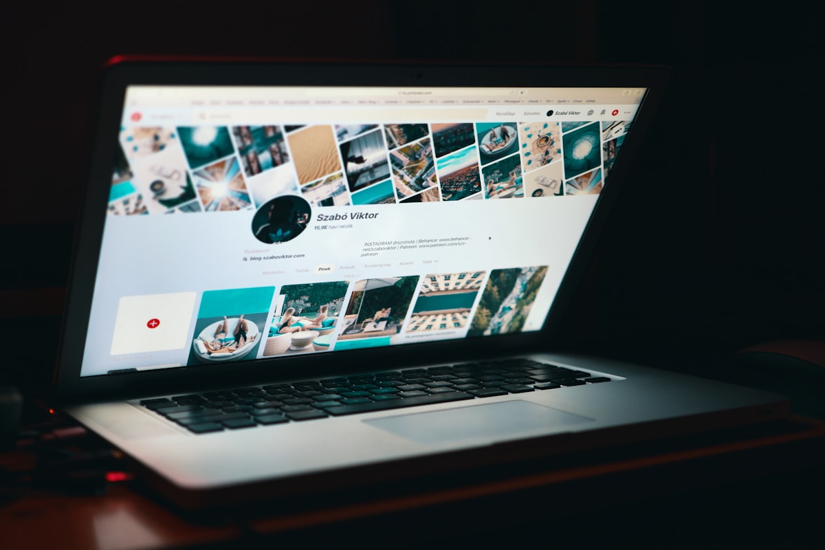 Profil Instagram avec une galerie de photos variées sur un écran d'ordinateur portable.