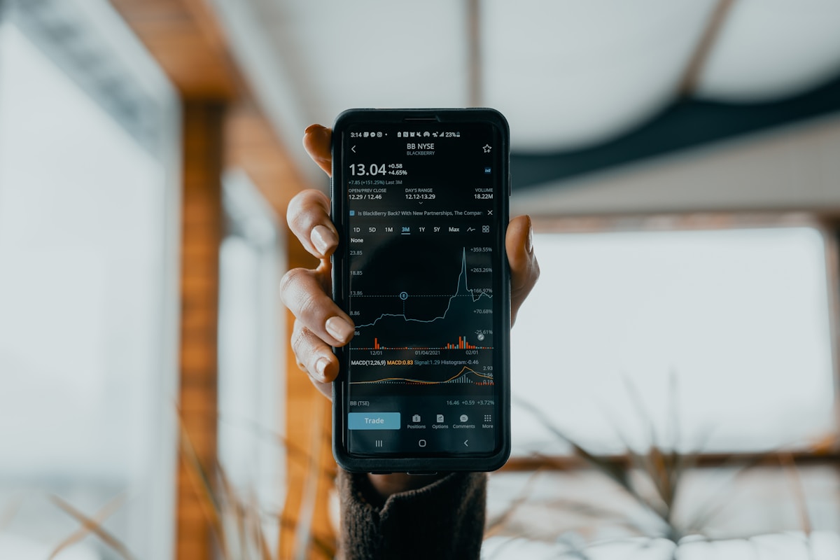 Écran de téléphone affichant des données boursières et un graphique.