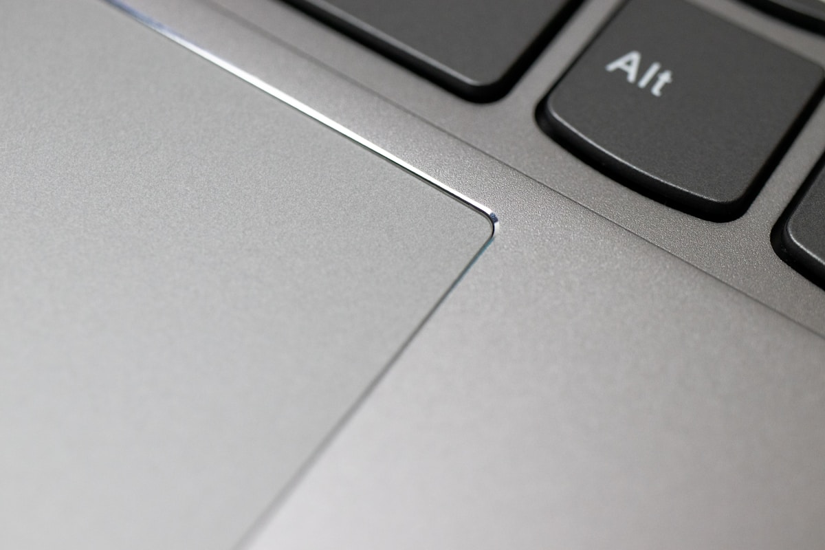 Un gros plan sur un clavier d'ordinateur portable.