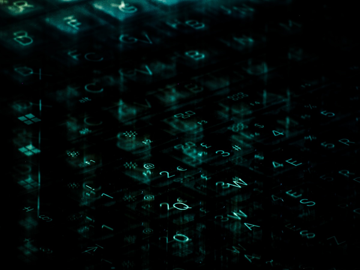 Un clavier d'ordinateur avec une lumière verte brillant dessus.